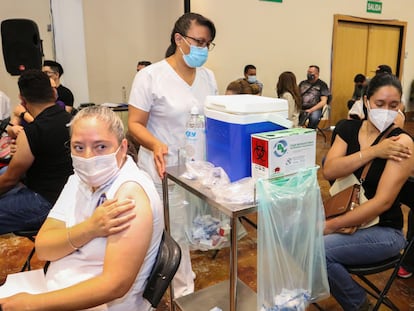Personal docente recibe la vacuna contra la covid-19 el 25 de mayo en Ciudad Juárez, Chihuahua.