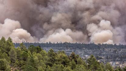 Columna de humo del incendio en Villanueva de Viver (Castellón), el viernes.