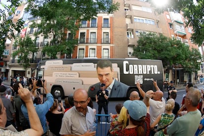 El autobús del grupo ultraderechista Hazte Oír se pasea delante de la sede del PSOE.