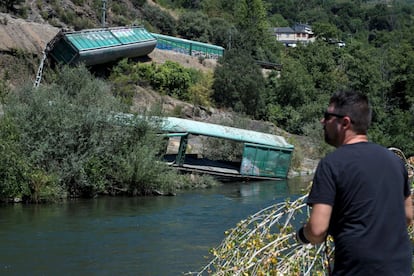 La caída al río Sil, en Ourense (Galicia), de unos vagones de tren descarrilados, enfrenta a las autoridades. Adif explicó este miércoles que esta se produjo mientras reparaba la vía, pero la Xunta pide que se depuren responsabilidades.