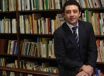 Rafael Velasco, el pasado jueves después de la entrevista, en la biblioteca de la sede del PSOE andaluz.