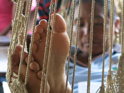 Una mujer warao descansa sobre una hamaca.