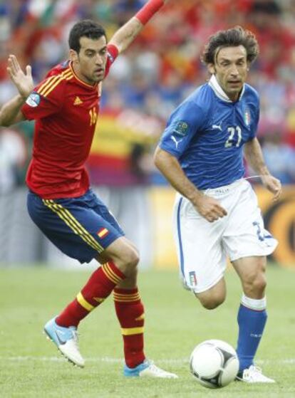 Busquets, ante Pirlo en la final de la pasada Eurocopa.