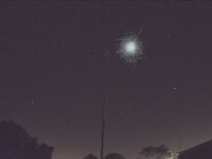 Momento en el que el fragmento del cometa 169P/NEAT cruza el cielo de Madrid, el 31 de julio de 2022.