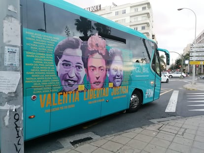 Un autobús de Las Palmas de Gran Canaria cubierto con tres de los rostros del mural feminista de Ciudad Lineal.