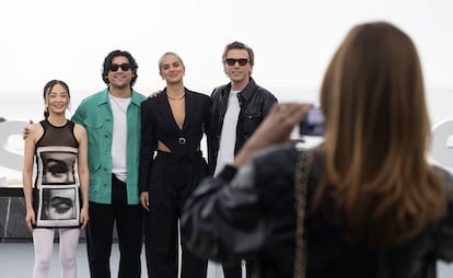 La directora Audrey Diwan (en primer término) fotografía a los actores Jamie Campbell Bower, Noemie Merlant, Chacha Huang y Will Sharpe, el 20 de septiembre, durante la presentación de la película 'Emmanuelle'.