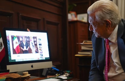 López Obrador observa a Guadalupe Taddei (presidenta del INE) anunciar el resultado de la elección, en Palacio Nacional, el 2 de junio de 2024. 