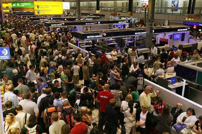 La alerta ha provocado el cierre temporal del aeropuerto londinense de Heathrow, el principal del país, y las estrictas medidas de seguridad causan retrasos y cancelaciones en los vuelos. El caos se ha trasladado a aeropuertos de toda Europa, de donde parten centenares de vuelos diarios hacia Reino Unido.