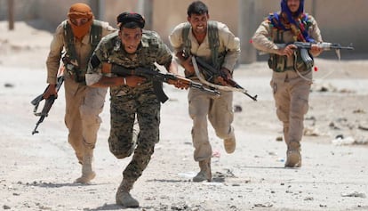 Milicianos kurdos en una calle de Raqa, este lunes. 