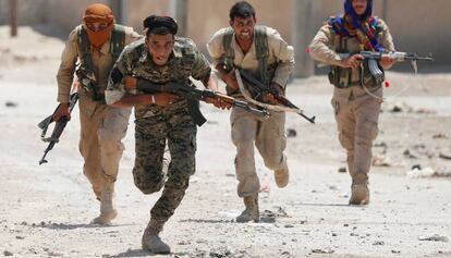 Milicianos kurdos en una calle de Raqa, este lunes. 