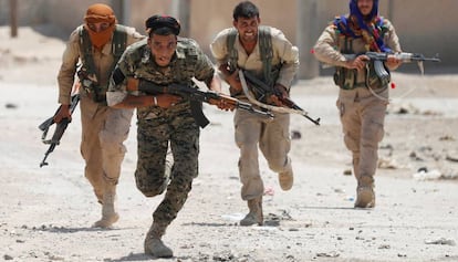 Milicianos kurdos en una calle de Raqa, este lunes.