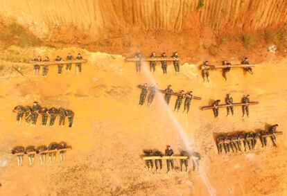 Policías paramilitares asisten a un entrenamiento militar en Nanning, región de Guangxi Zhuang (China).