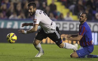 Negredo cae ante Vyntra en el área.