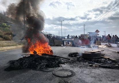 Protesta contra la eliminación de subsidios, en Oyacoto, Quito, este martes.