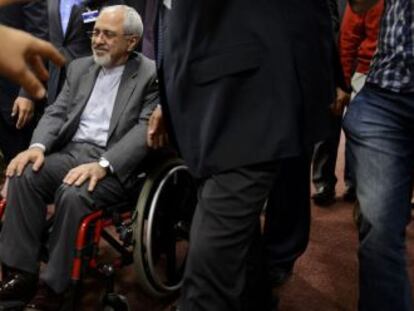 Mohamed Javad Zarif, ministro de Exteriores iraní, sale de la reunión celebrada en Ginebra.