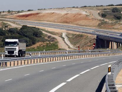 Autopista AP-36, entre las localidades de Oca&ntilde;a y La Roda.