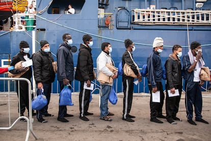 Desembarco de migrantes en Salerno, Italia, el 11 de diciembre, y que fueron rescatados por el buque Geo Barents.