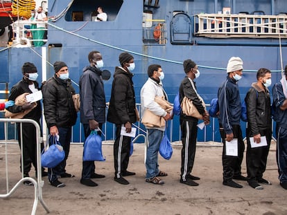 Desembarco de migrantes en Salerno, Italia, el 11 de diciembre, y que fueron rescatados por el buque Geo Barents.