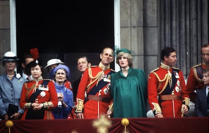 La princesa de Gales, embarazada, junto a la familia real en el balcón de Buckingham Palace, por la ceremonia del desfile del estandarte en junio de 1982.