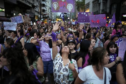 Mujeres marchan en Montevideo (Uruguay), este 8 de marzo.