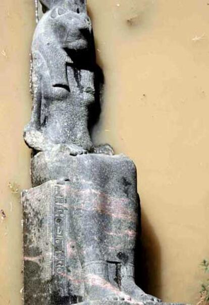 Imagen de una de las estatuas faraónicas descubiertas en Luxor, al sur de Egipto.