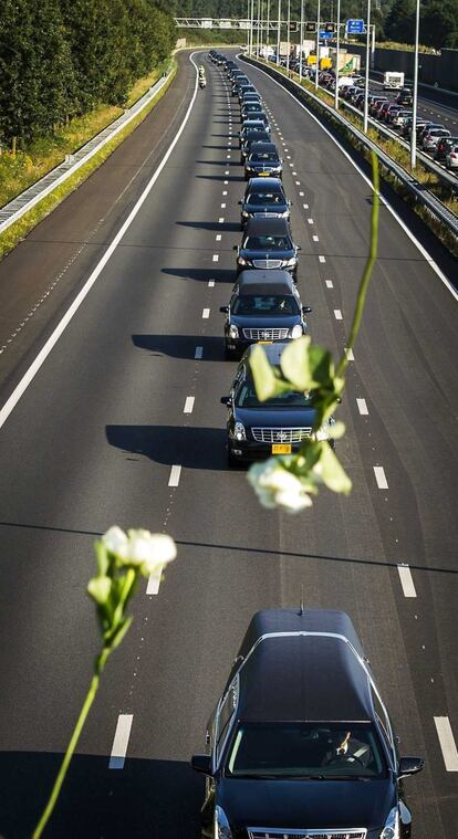 Coches fúnebres transportan los cuerpos de algunas de las víctimas del MH17 de Malaysia Airlines a la salida de la base aérea de Eindhoven, Holanda.