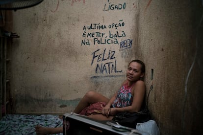 Regiane, presa en una comisaría de Manaos, descansa en una celda en cuya pared se lee "La última opción es poner una bala en la policía. Feliz Navidad"