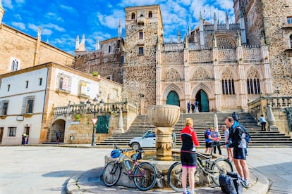 Varios ciclistas frente al monasterio de Nuestra Señora de Guadalupe.