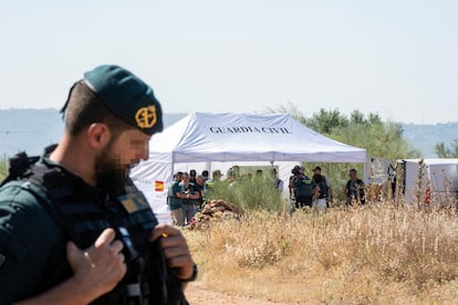 Un guardia civil durante la reconstrucción este jueves del crimen de Miriam Vallejo, la joven de 25 años que fue asesinada en enero de 2019 en una zona de campo de Meco.