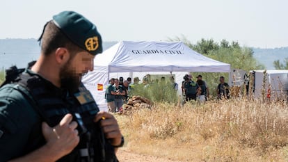 Un guardia civil durante la reconstrucción este jueves del crimen de Miriam Vallejo, la joven de 25 años que fue asesinada en enero de 2019 en una zona de campo de Meco.