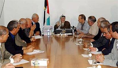 Imagen de Yasir Arafat en la primera reunión con su Ejecutivo.