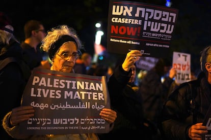 Las manifestaciones en Tel Aviv reúnen cada sábado a varios miles de personas, pero no pueden considerarse multitudinarias. En la imagen, una marcha en la que se pide el alto el fuego y donde se reclama que las vidas de los palestinos sean tenidas en cuenta.