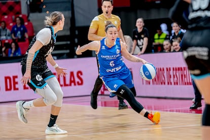 Silvia Domínguez, de Perfumerías Avenida, bota el balón ante una jugadora de Estudiantes, en una imagen de la Federación.