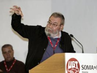 El secretario general de UGT, Cándido Méndez, durante su intervención en el Congreso Extraordinario del Sindicato de los Obreros Mineros de Asturias (SOMA-FITAG-UGT) celebrado hoy en la Casa del Pueblo de Mieres.