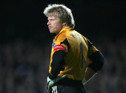 Oliver Kahn, tras recibir un gol del Chelsea, en Stamford Bridge.