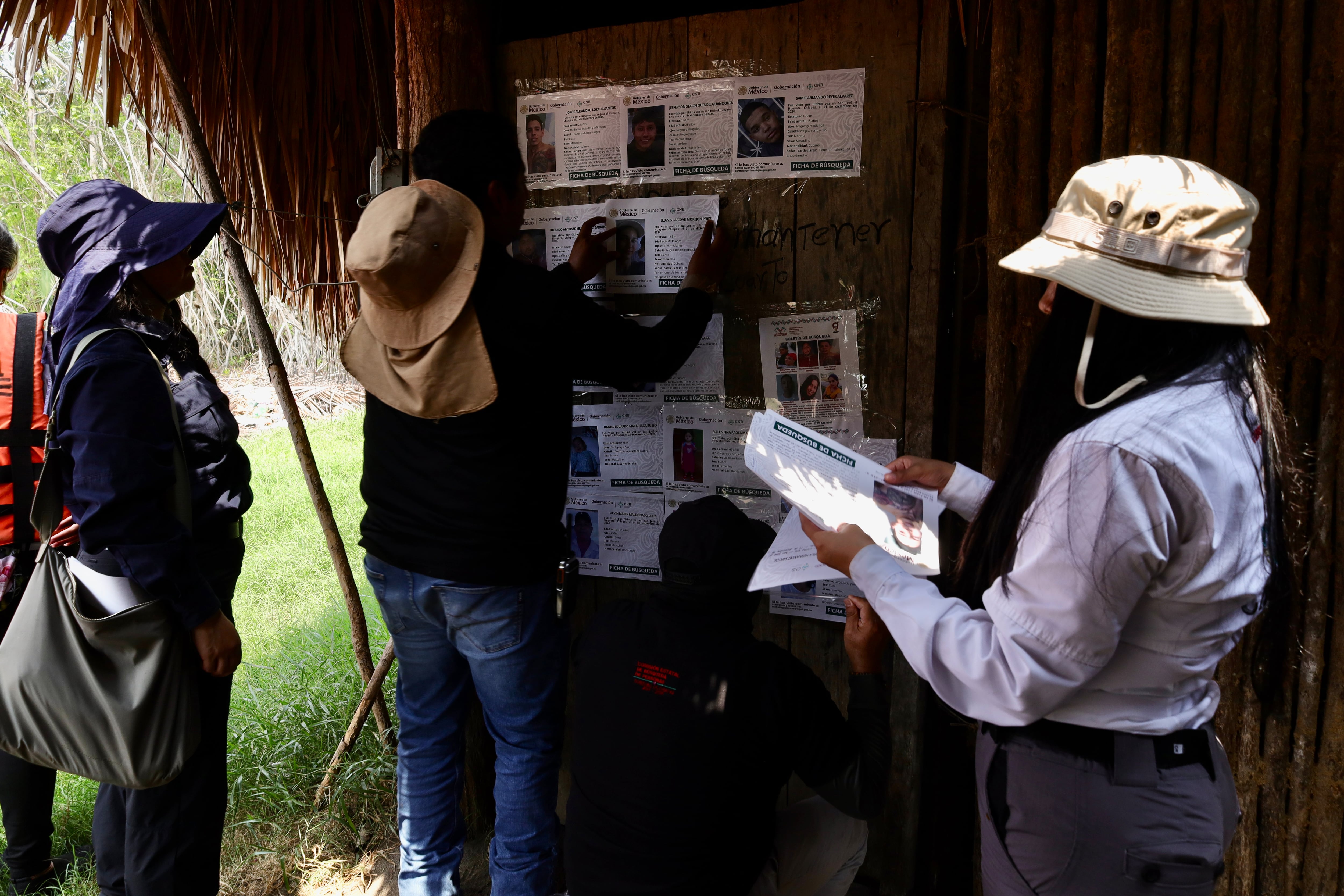 En su recorrido por San José El Hueyate, Chiapas, colocan fichas de búsqueda, el 9 de mayo.