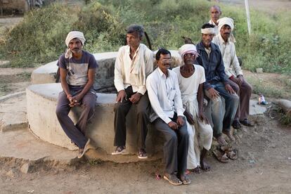 Gurudar Nanaji Mahavudhe posa con otros agricultores junto a un pozo seco en Sakurli, en las afueras de Wardha. La falta de ayudas públicas y las leyes discriminatorias hacen que destinen sus ganancias a pagar préstamos de años anteriores. El 52% de las familias están endeudadas.