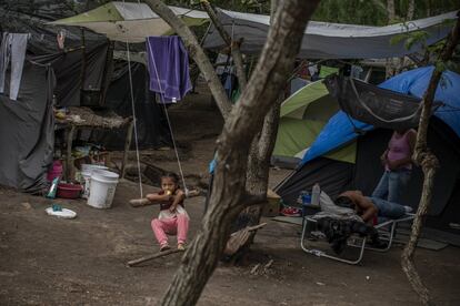 En la ciudad de Matamoros, Tamaulipas, surgieron refugios para aquellos que no han logrado cruzar la frontera. Algunas personas permanecen meses enteros en estos lugares.