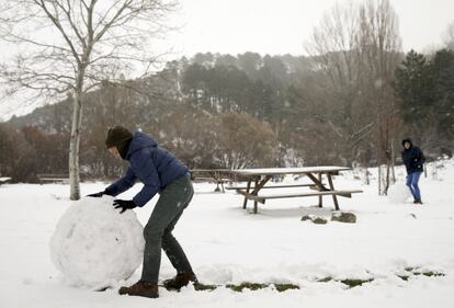 Un ni&ntilde;o juega con la nieve en Robledondo, en la sierra norte de Madrid
