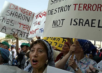 Mujeres residentes en asentamientos protestan en Jerusalén contra el plan de Sharon de retirada de Gaza.