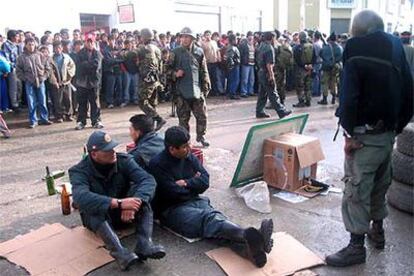 Sublevados nacionalistas en uniforme militar mantienen detenidos a tres policías (sentados) en Andahuaylas.
