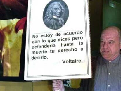 El cómico Leo Bassi sujeta un cartel en el que muestra una cita de Voltaire, ayer en Toledo.