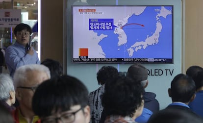 Varias personas en la estación de Seúl miran la noticia del lanzamiento de misiles norcoreanos.
