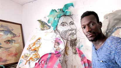 El artista Oumar Ball, junto a una de sus obras en Nuakchot.