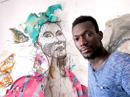 El artista Oumar Ball, junto a una de sus obras en Nuakchot.