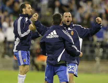 Los jugadores del Real Zaragoza Ruben Micael Edu Oriol y Apoño celebran la victoria ante el Racing de Santander