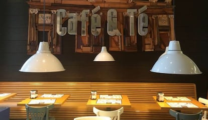Interior de una cafetería Café & Té en la Puerta de Alcalá