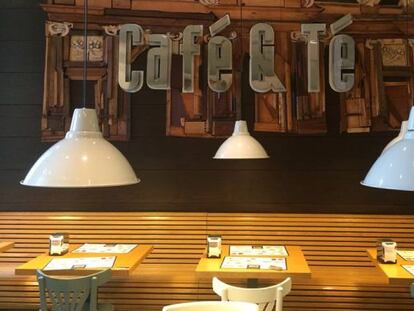 Interior de una cafeter&iacute;a Caf&eacute; &amp; T&eacute; en la Puerta de Alcal&aacute;