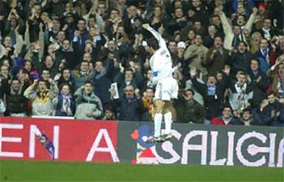 Raúl celebra su gol.