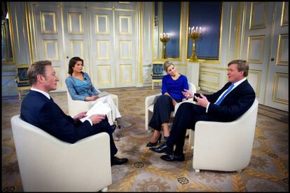 Guillermo-Alejandro y Máxima (derecha), durante la entrevista.